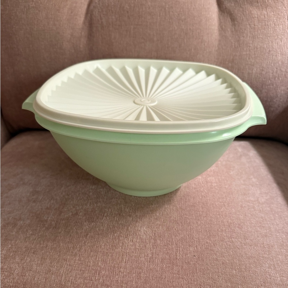 💚Tupperware Servalier Bowl Mint Green 2.8L/ 11 3/4 cups mix prep store serve NEW - Picture 2 of 9